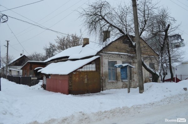 Луцька мерія виділила 70 тисяч гривень на ремонт ветхого будинку. ФОТО