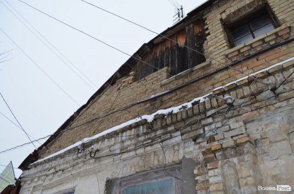 Луцька мерія виділила 70 тисяч гривень на ремонт ветхого будинку. ФОТО