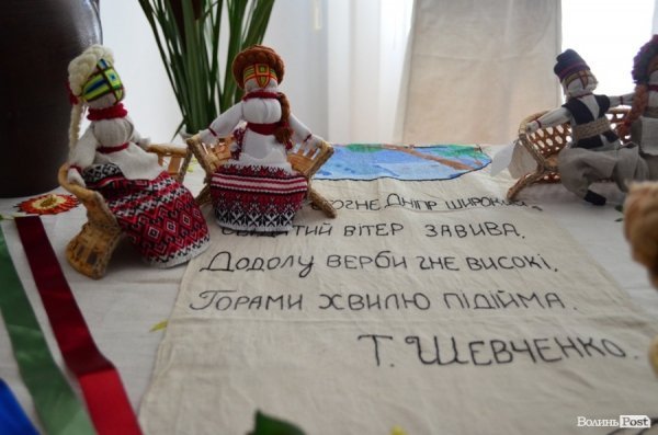 Дітей навчали вишивати собі сорочки-обереги. ФОТО