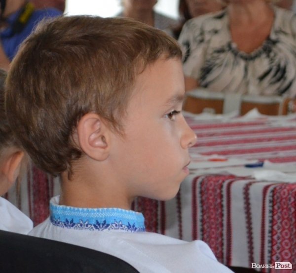 Дітей навчали вишивати собі сорочки-обереги. ФОТО