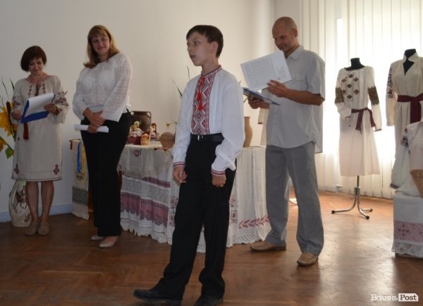 Дітей навчали вишивати собі сорочки-обереги. ФОТО