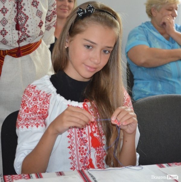 Дітей навчали вишивати собі сорочки-обереги. ФОТО