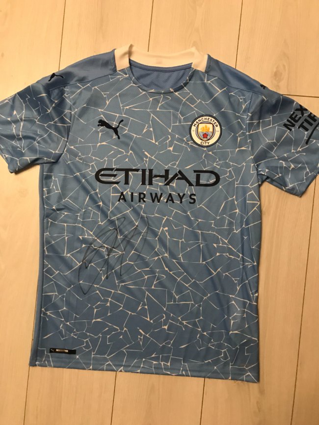 З автографом футболіста Олександра Зінченка