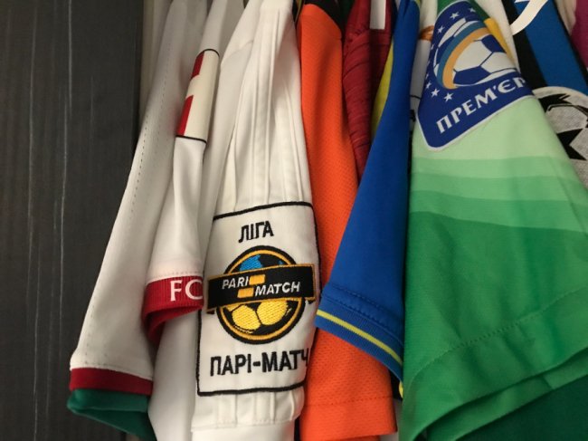 Зінченко, Модрич, Магвайр: лучанин колекціонує футболки відомих футболістів. ФОТО