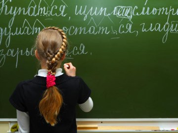 У Маріуполь окупанти завезли російські шкільні підручники: дітей навчатимуть російських мови та історії