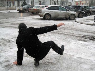 Волинян просять бути обережними: на вулицях – ожеледиця