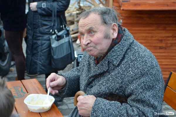 Лучани їли куліш, щоб допомогти волинським військовим. ФОТО