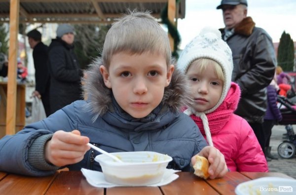 Лучани їли куліш, щоб допомогти волинським військовим. ФОТО