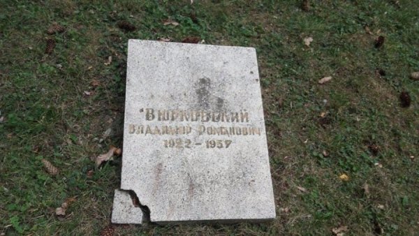 У Луцьку на Меморіалі Слави вандали побили надмогильні плити. ФОТО