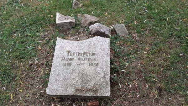 У Луцьку на Меморіалі Слави вандали побили надмогильні плити. ФОТО