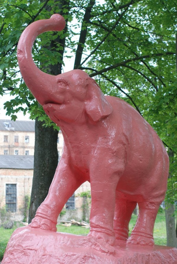 Луцького Слоника перефарбували. ФОТО