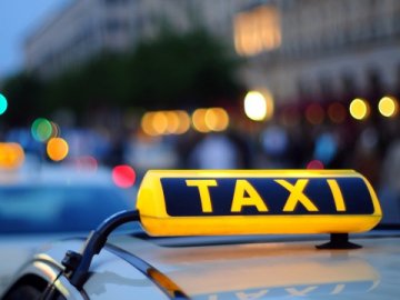 Спілкувалися через перекладач, - луцький таксист, який повернув іноземцям забутий ноутбук