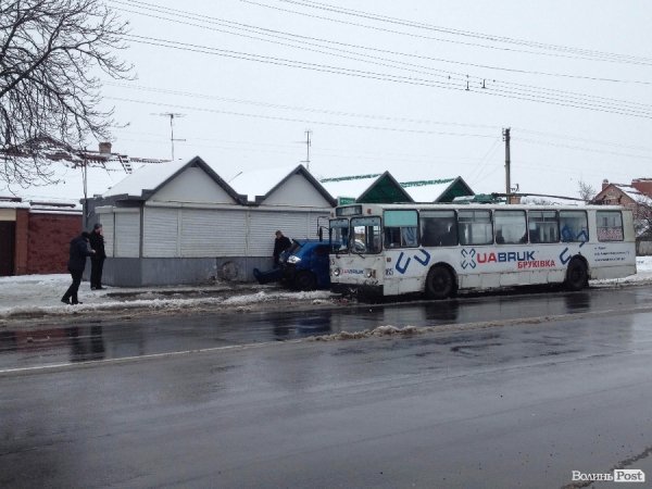 Аварія у Луцьку: авто в’їхало в тролейбус із пасажирами. ФОТО. ВІДЕО