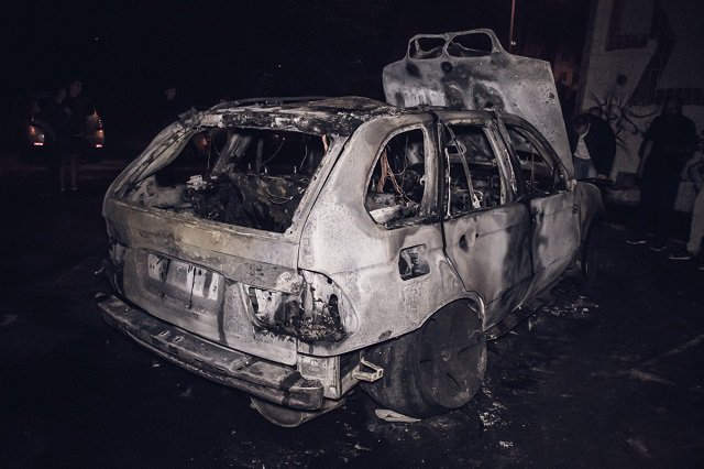 Елітний джип «на бляхах» згорів посеред Києва. ФОТО