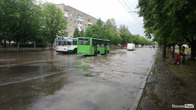 Суцільна річка і завмерлі тролейбуси: проспект Відродження після зливи. ФОТО. ВІДЕО