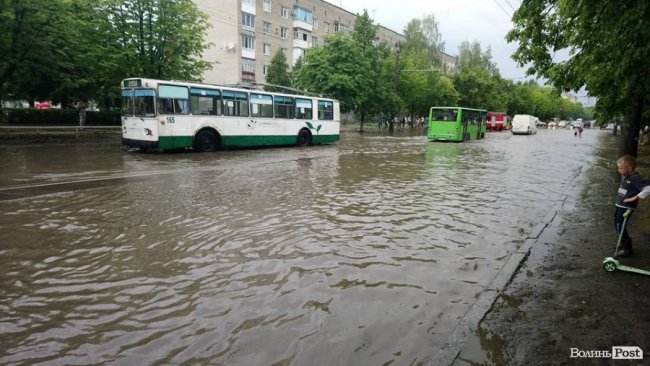Суцільна річка і завмерлі тролейбуси: проспект Відродження після зливи. ФОТО. ВІДЕО