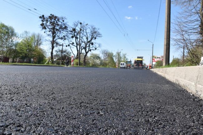 У Луцьку відновили ремонт доріг і дворів. ФОТО