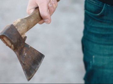 На Волині чоловік застав дружину з коханцем і порубав йому голову сокирою