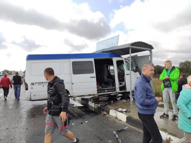 Бус з волинською реєстрацією потрапив у аварію на Львівщині: багато постраждалих ФОТО  