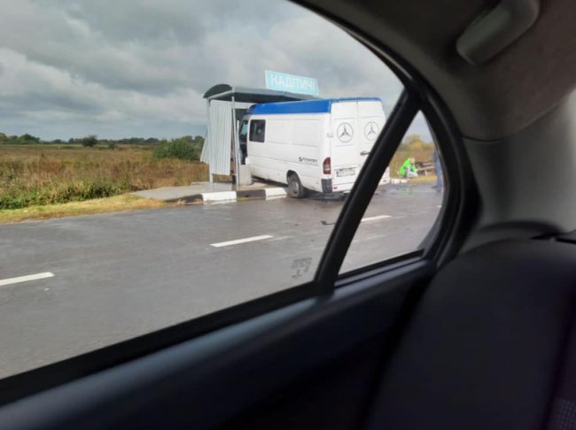 Бус з волинською реєстрацією потрапив у аварію на Львівщині: багато постраждалих ФОТО  