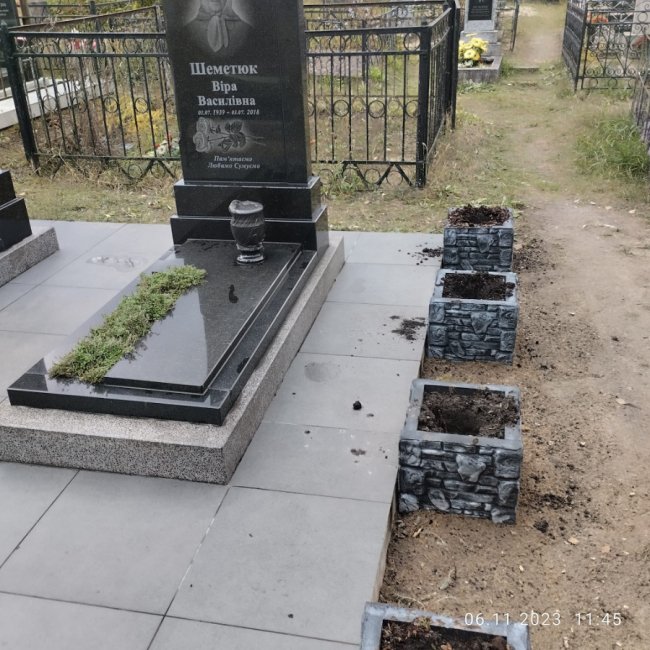 Вандали пошкодили могили на цвинтарі у місті на Волині