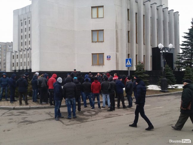 Волиняни під стінами облради вимагають ремонту дороги. ФОТО