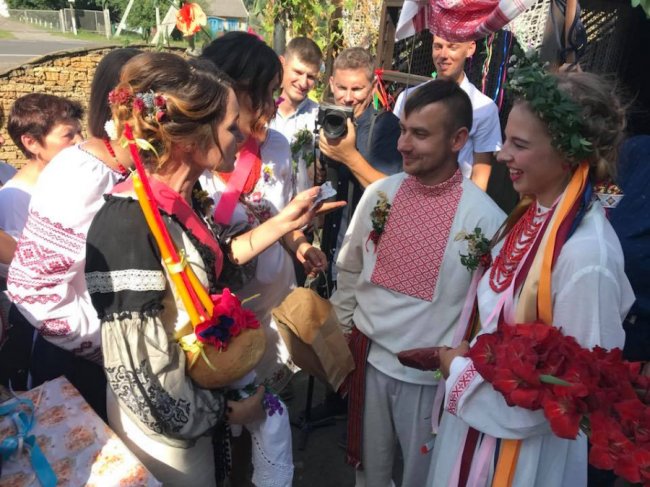 Обряди, короваї і пісні: сільський голова з Волині гучно відгуляв весілля. ФОТО. ВІДЕО