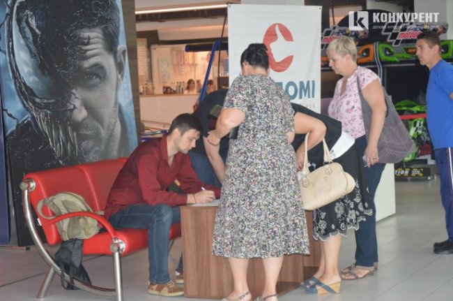 У Луцьку пенсіонерам показували сімейний фільм. ФОТО