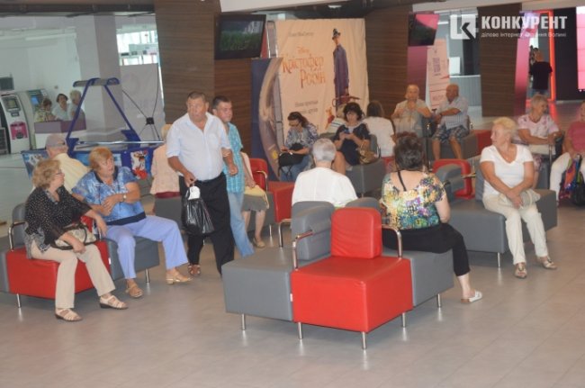 У Луцьку пенсіонерам показували сімейний фільм. ФОТО