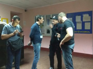 У Луцьку п'яна компанія поскандалила з поліцейськими. ВІДЕО