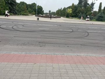 У центрі Луцька після нічого дрифту залишилися сліди. ВІДЕО