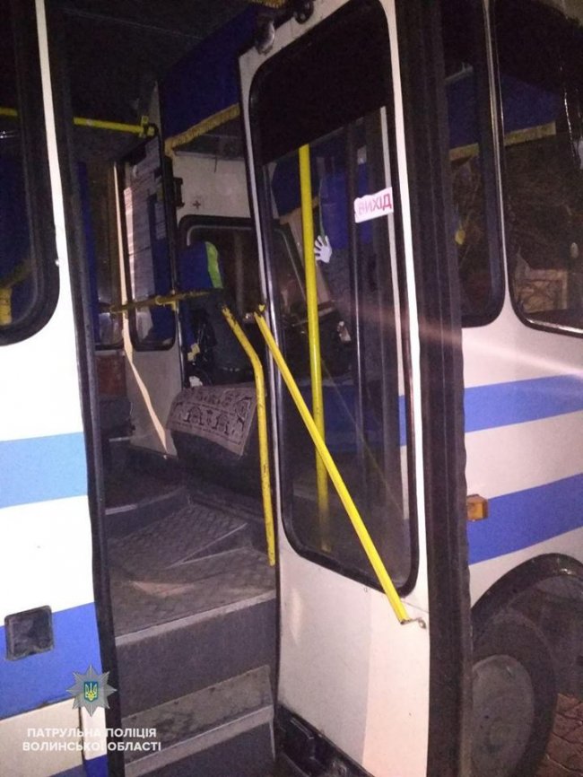 У Луцьку чоловік проник в автобус, щоб поспати. ФОТО