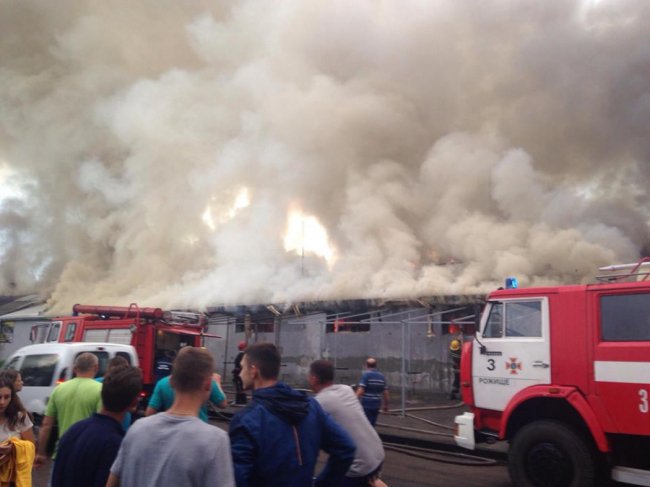 Вогонь і хмари диму: у Рожищі спалахнув базар. ФОТО