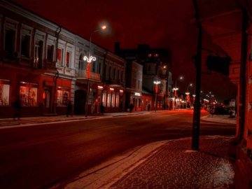 Показали вогні вечірнього волинського міста крізь об'єктив фотоапарата