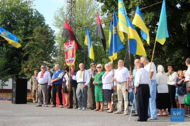 Танці, піджаки, промови: у Нововолинську відзначили день прапора. ФОТО