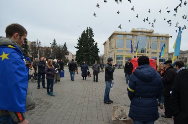 У Луцьку палили символіку СРСР. ФОТО