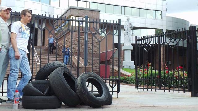 Шини і дим: у Києві мітингують через убивць Небесної Сотні