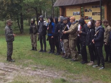 В урочищі «Вовчак» провели патріотичний вишкіл ліцеїстів. ФОТО