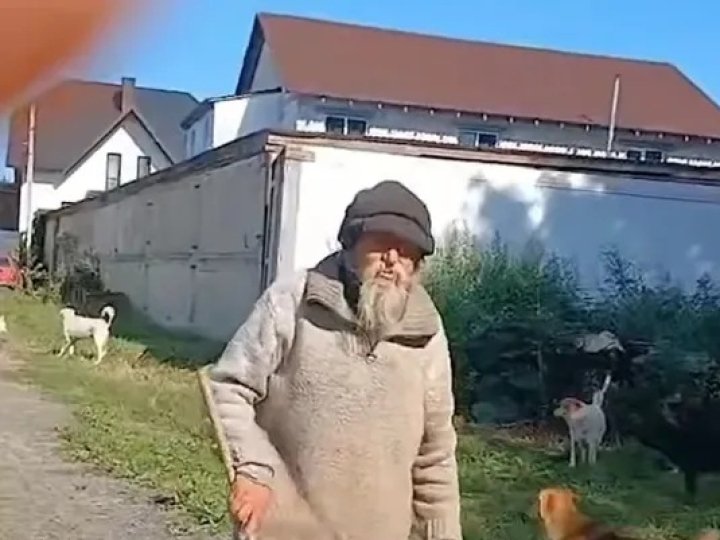 Матюкає, показує дупу, б'є лопатою: безхатько тероризує цілий район у місті на Волині
