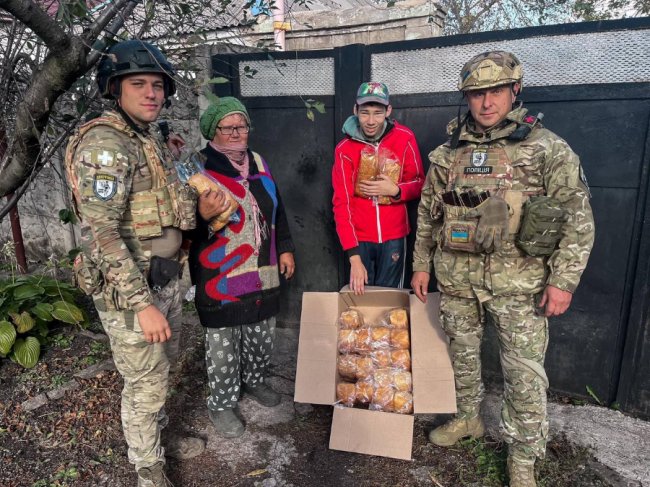 Поліцейські розвозять хліб жителям Авдіївки, яку стирають з лиця землі
