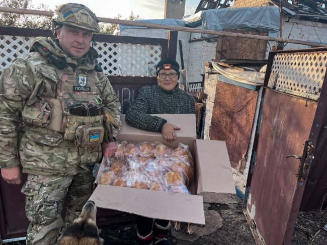 Поліцейські розвозять хліб жителям Авдіївки, яку стирають з лиця землі