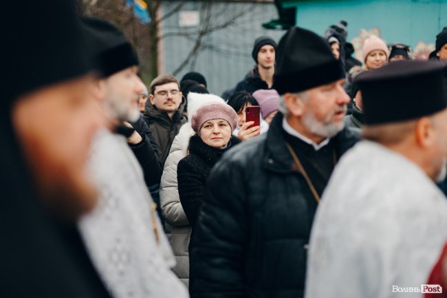 Водохреще у Луцьку: освячення води в річці Стир та занурення лучан. ФОТОРЕПОРТАЖ