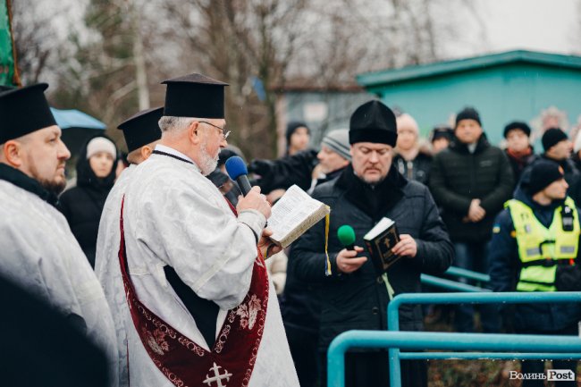 Водохреще у Луцьку: освячення води в річці Стир та занурення лучан. ФОТОРЕПОРТАЖ