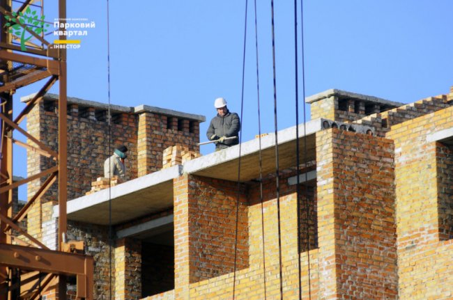 У другому будинку ЖК «Парковий квартал» встановлюють вікна та монтують дах. ФОТО*