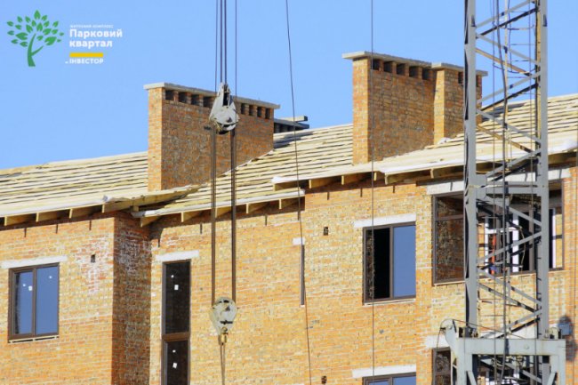 У другому будинку ЖК «Парковий квартал» встановлюють вікна та монтують дах. ФОТО*