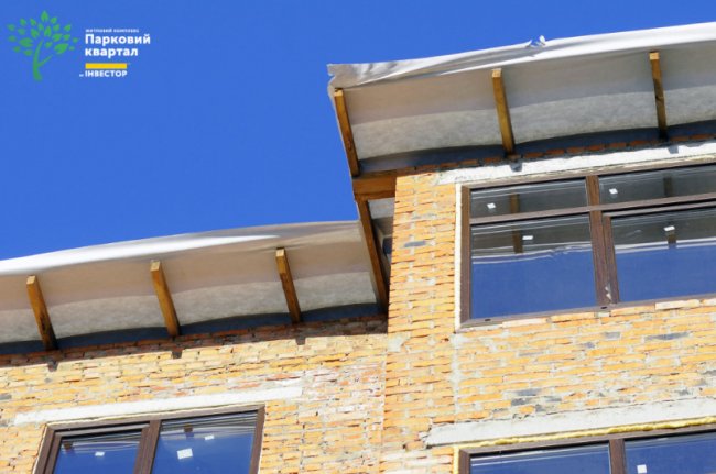 У другому будинку ЖК «Парковий квартал» встановлюють вікна та монтують дах. ФОТО*