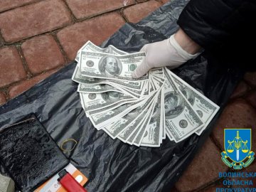 Четверо волинян «вибивали» з військового 3000 доларів  надуманого боргу