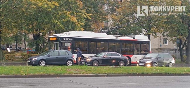 Автопригода ускладнила рух магістральним проспектом у Луцьку
