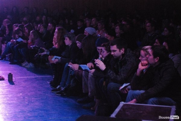 У Луцьку «Нова лінія» та спортзал стали театрами. ФОТО. ВІДЕО