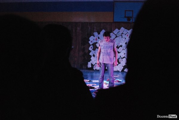 У Луцьку «Нова лінія» та спортзал стали театрами. ФОТО. ВІДЕО